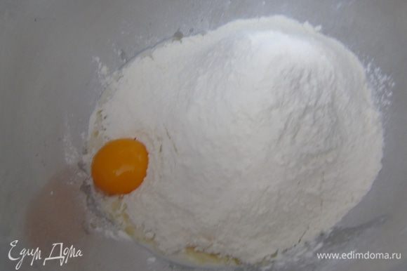 Добавим яйцо, картофельное пюре и, добавляя частями муку, замесим тесто.