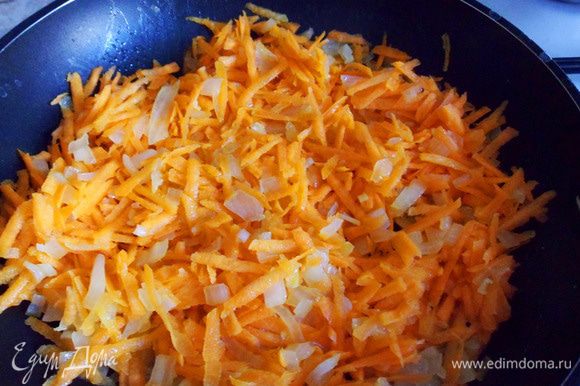 Добавить натертую морковь к луку. Обжаривать около 5 минут до мягкости моркови.