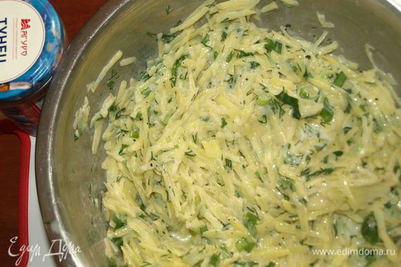 Соединить картофель с яично-молочной смесью и зеленью. Добавить соль и перец по вкусу.