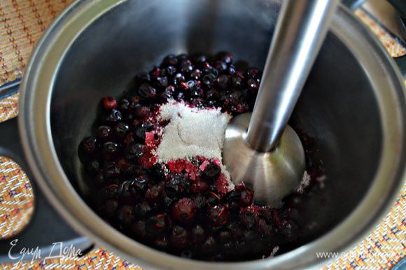 Блендером перетереть ягоды смородины с сахаром. Если вам будет недостаточно сахара, то добавьте по своему вкусу.