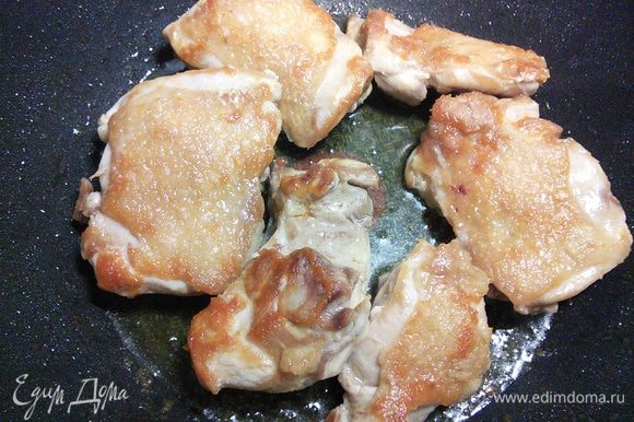 Курицу порубить на порционные кусочки. Разогреть оливковое масло и обжарить курицу со всех сторон до золотистой корочки.