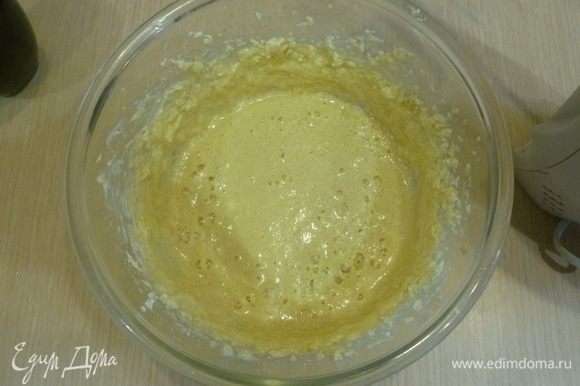 Форму для пирога (диаметр 20 см) смазать маслом. Духовку разогреть до 180°C. Взбить размягченное масло с сахаром. Ввести яйца, мед, виски.