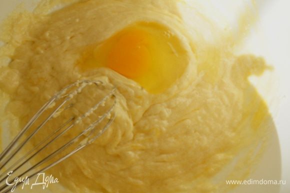 Для теста взбить размягченное сливочное масло и сахар до пышности, добавить по одному яйца.