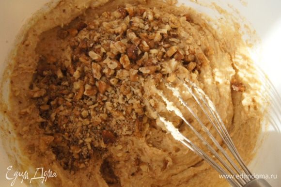 Грецкие орехи крупно порубить и добавить в тесто.