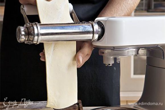 Раскатайте тесто удобным способом в тонкий пласт. Лучше всего с этой работой справится кухонная машина KENWOOD со специальной насадкой для раскатки теста. Разрежьте полученный пласт на полоски шириной 7–10 см.