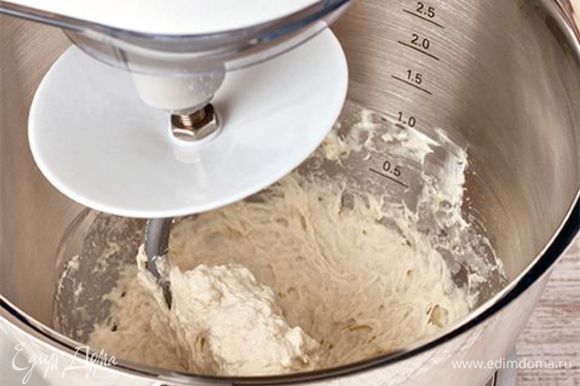 Приготовьте тесто для пиццы. Важно, чтобы оно было однородное и гладкое. В этом вам поможет кухонная машина KENWOOD с насадкой крюк. Смешайте все ингредиенты для теста (соль добавьте в самом конце). Вымесите однородное тесто. Скатайте его в шар. Накройте полотенцем и держите в теплом месте 2–3 часа, каждый час обминая его. Тесто разделите на одинаковые части, равные количеству пицц. Каждую часть скатайте в шар по 180–200 г, вновь накройте полотенцем и оставьте в теплом месте еще на 20–30 минут. Затем тесто раскатайте на присыпанной мукой поверхности в круглые тонкие лепешки.