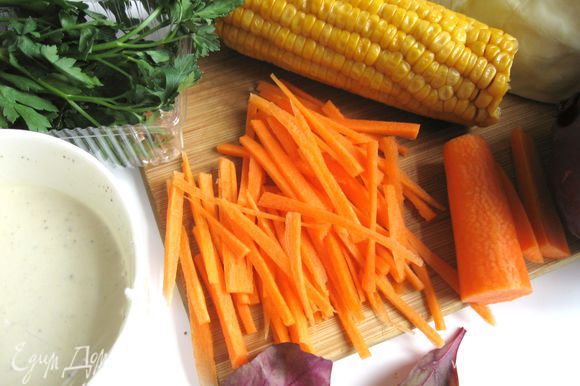 Морковь почистить, нарезать жульен (тонкой соломкой).