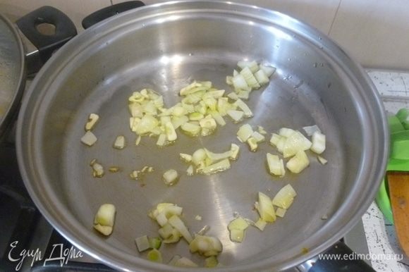 Лук и чеснок мелко нарезать. В сковороде разогреть часть масла, обжарить лук с чесноком.