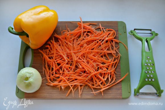 Морковь помойте, почистите и натрите очень тонким полосками (я это проделала с помощью «зубчика» овощечистки).