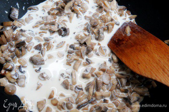 Подсолить грибы по вкусу и влить 100 мл сливок, тушить несколько минут, помешивая, до загустения сливок.