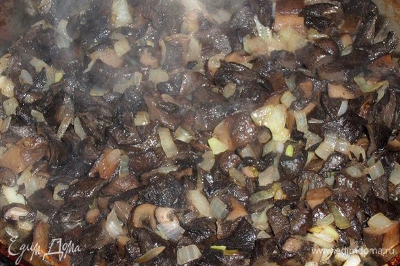 С сковороду наливаем 2 ст. л. растительного масла (чесночное). Выкладываем лук и грибы. Обжариваем 5 минут, периодически помешивая.