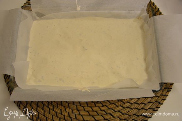 Вырезать прямоугольник из бумаги для выпечки, смазать его маслом и плотно накрыть им ореховую сладость.