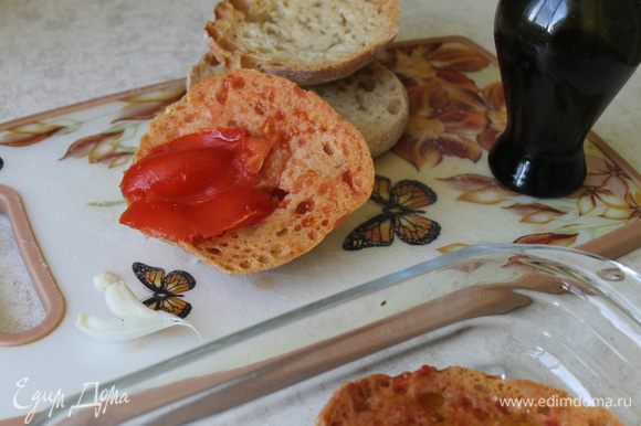 Натрите хлеб чесноком. Разрежьте помидоры пополам, в каждый кусочек хлеба втирайте мякоть помидора, оставляя кусочки мякоти на поверхности. Чем сочнее будут помидоры, тем вкуснее получится пантумака.