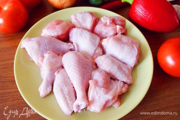 Необходимо разделать цыпленка. Вырезать хребет, а затем разделить половинки цыпленка на небольшие кусочки. Получилось около 800 граммов мяса цыпленка.