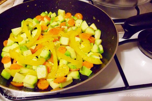 Готовить до мягкости овощей, посолить, поперчить.