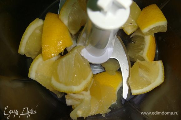 Лимон нарезать кусочками, удалить косточки и измельчить в блендере. Выложить в глубокую миску.