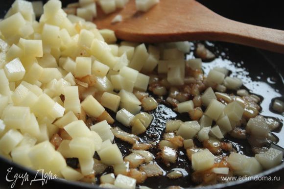 Овощи также очищаем и нарезаем мелким кубиком, размером не больше 1х1 см. Лук рекомендую нарезать еще мельче, если не хотите, чтобы он чувствовался. Растопите на сковороде сливочное масло и обжарьте лук до прозрачности. После чего отправьте вместе с ним обжариваться картошку.