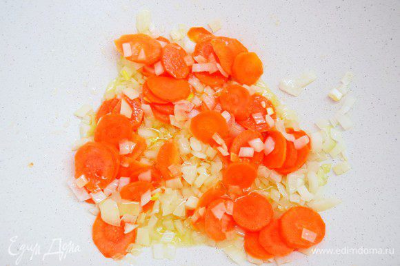 Разогреть в большой кастрюле масло, спассеровать лук, затем добавит морковь.