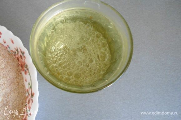 Тесто для этой галеты очень простое и вкусное! Налить в стакан (200 г) растительное масло, добавить до полного стакана кипяток.