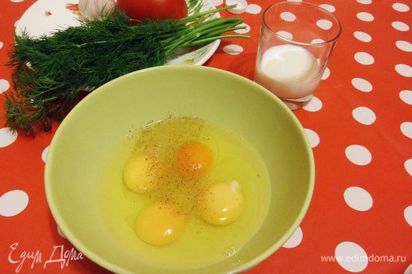 К яйцам добавляем немного соли и щепотку мускатного ореха.