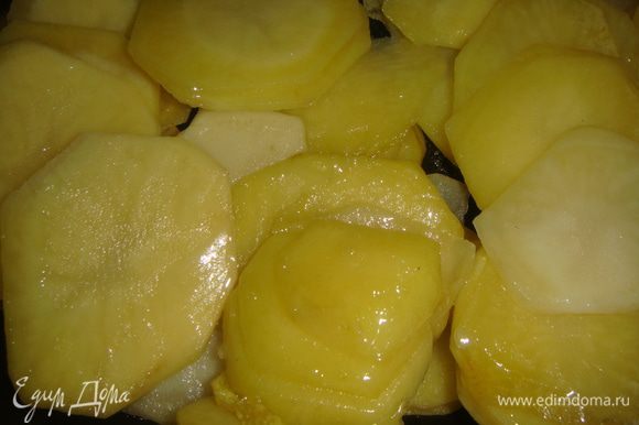 В сковороду выложить картофель и жарить на сильном огне минут 5 до золотистого цвета.