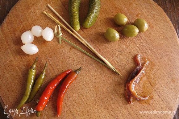 Подготовим перец маринованный, оливки, анчоусы, огурцы и шпажки.