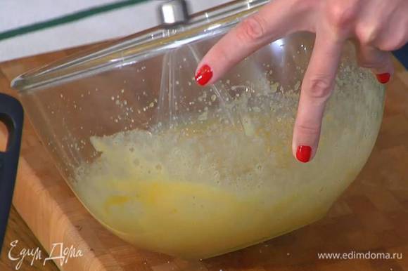 Яйца перемешать с сахаром, а затем взбить блендером с насадкой-венчиком в пышную, воздушную массу, так чтобы сахар полностью растворился.