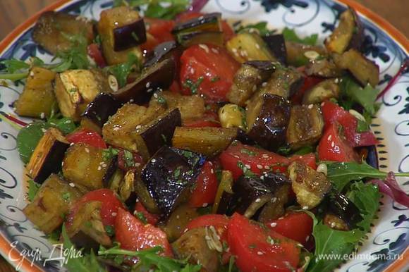 Листья салата выложить в большое блюдо, сверху поместить помидоры и баклажаны.