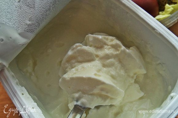 Берем густой греческий йогурт или сливочный мягкий сыр.
