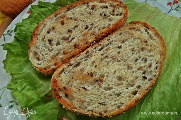 Ломтики хлеба (у меня с семенами льна, подсолнечника, мака, сезама, есть просо) обжарить на ароматном масле от Biolio.