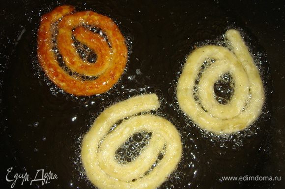 Нагреть сковороду, влить масло. Выдавливать массу в форме спиралек сразу на сковороду. Обжаривать с двух сторон до золотистого цвета.