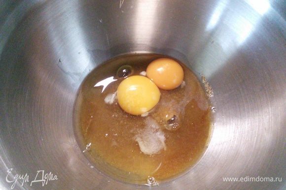 В это время можно начать взбивать яйца с сахаром и щепоткой соли. Взбиваем до увеличения в объеме и кремовой консистенции. Я уменьшила количество сахара до 100 граммов.