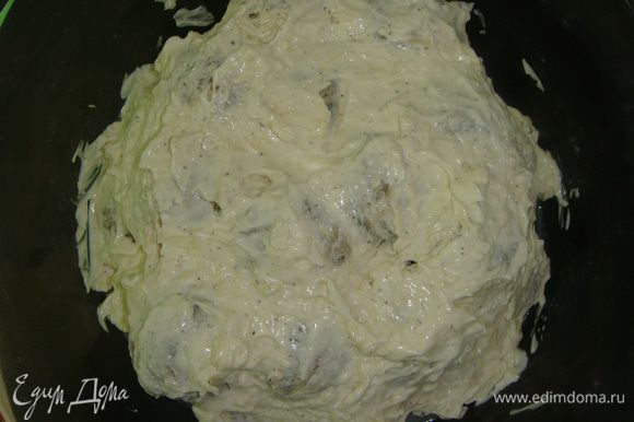 Смазать сверху фрикадельки сырно-майонезным соусом. Поставить форму в разогретую до 190°С духовку на 30 минут.