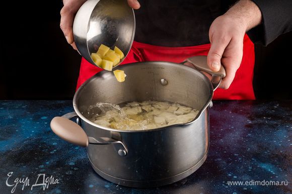 Картофель положите в суп и варите 10 минут.