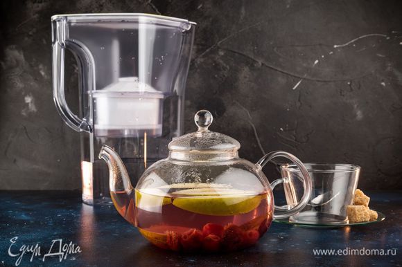 Процедите напиток и разлейте по бокалам. Чай можно подавать горячим или холодным.