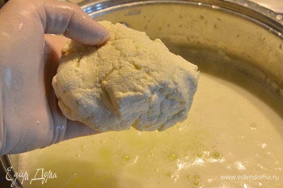 Опустить сырную массу в сыворотку, размять руками.