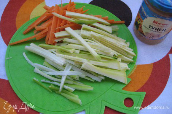 Морковь, цукини, черешковый сельдерей очистить, нарезать тонкой соломкой. Перья зеленого лука нарезать длиной, одинаковой с овощами.