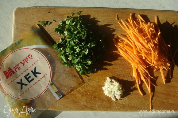 Морковь нарезать тонкой, длинной соломкой, чеснок мелко нарезать, петрушку мелко нашинковать.