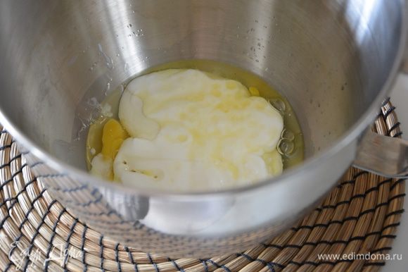 В миске смешать жидкие ингредиенты: яйца, йогурт (можно использовать кефир, пахту, простоквашу), растительное масло, мед, лимонный экстракт — это для аромата, можно использовать любой на ваше усмотрение, а можно и вовсе обойтись без него.