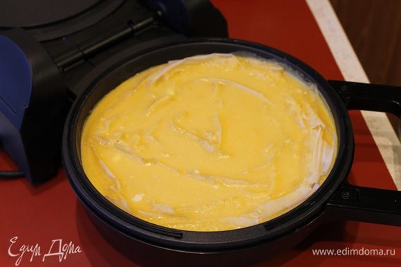Приготовьте яичную смесь, яйца разбейте с молоком и ванилью. Добавьте щепотку соли для вкуса. Этой смесью залейте зарумяненное тесто. Верните пирог в духовку и продолжайте запекать до готовности.
