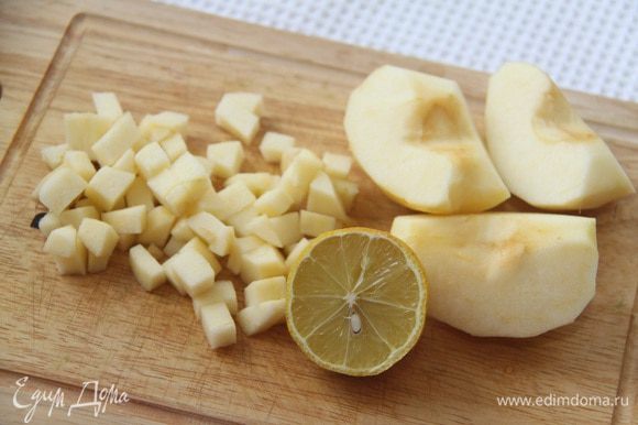 Яблоко нарезать кубиком, сбрызнуть лимонным соком. Выложить слоем в салатники.