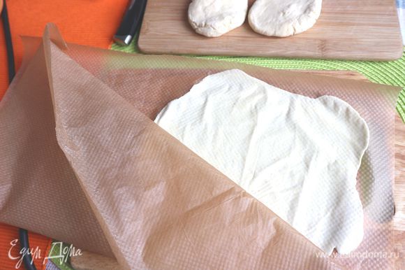 Разогреть тортиллу, смазанную оливковым маслом, до 5 уровня. Снять с лепешки аккуратно верхний слой бумаги.