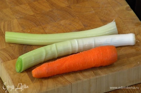 Приготовить букет гарни: морковь почистить и связать нитью в пучок вместе с пореем, петрушкой, лавровым листом и тимьяном.