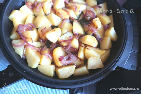 Картофель поместить в глубокую сковороду, посолить, во время обжаривания перемешать. Лук положить спустя несколько минут, когда он немного прожарится, добавить к картофелю, закрыть мелкой сковородой глубокую. Определить время — 10 минут, уровень — 2.5.