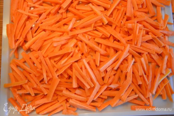 Морковь почистить и нарезать (важно!) руками длинной соломкой, не тереть на терке, а именно резать руками, иначе она переварится и потеряет вкус. Сталик рекомендует подвялить морковь, так она будет слаще и вкус будет насыщенней. Можно ее разрезать заранее, разложить на противень или разделочную доску и оставить подсушиться на денек на балконе. Я же вялила в дегидраторе 40 минут.