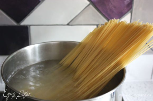 Если используете вареные замороженные креветки, разморозьте их заранее. Сварить спагетти в подсоленной воде по инструкции, зарезервировать примерно 0,5 стакана воды, в которой они варились.