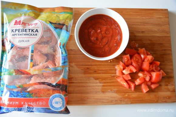 Помидоры нарезать кубиками. Томатный соус можно купить готовый, можно приготовить самим: взбить в блендере помидоры (также подойдут томаты в собственном соку) очищенные от кожуры, добавить соль, пряности на свой вкус.