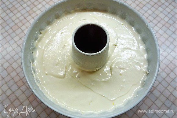 Переливаем тесто в форму для кекса. Выпекаем в разогретой духовке при температуре 175°С 40-50 минут. Готовность проверяем шпажкой. Она должна выходить сухой. Если хотите более рассыпчатый кекс, то держите его в духовке чуть дольше.