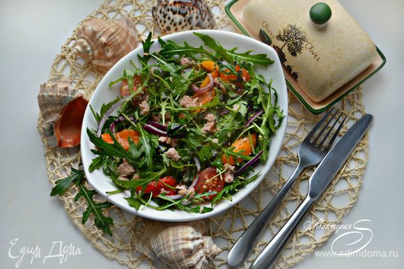 Салат с рукколой, маслинами и тунцом