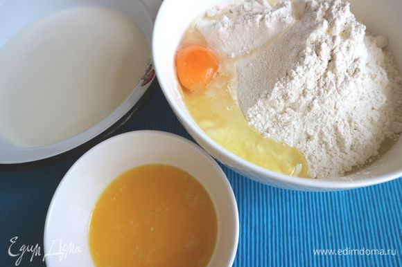 Для приготовления теста молоко (можете взять менее жирное молоко) чуть погреть, оно должно быть теплое. Насыпать сухие дрожжи в молоко. Масло растопить. Смешать сначала сухие ингредиенты — муку, соль, сахар. Потом добавить влажные — масло, молоко, яйцо, смешать до однородности.